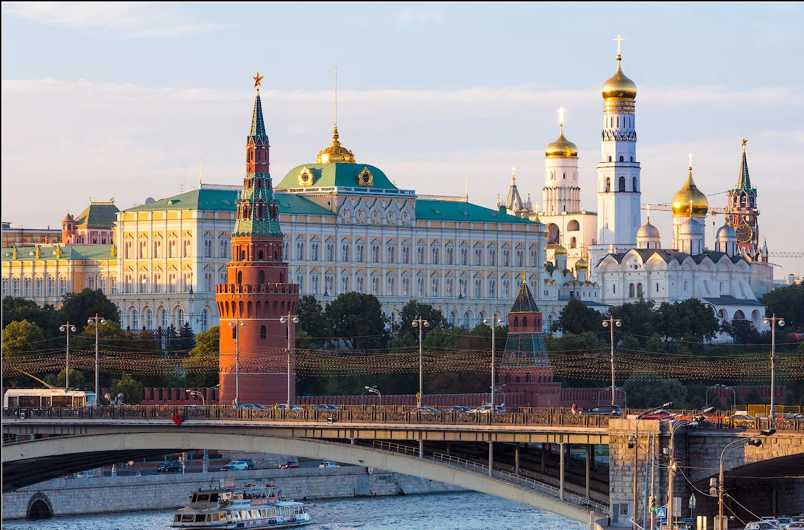 Вид на Кремль с Москва реки. Виды Кремля в Москве. Кремль со стороны Москвы реки. Трехрублевый вид Москва.