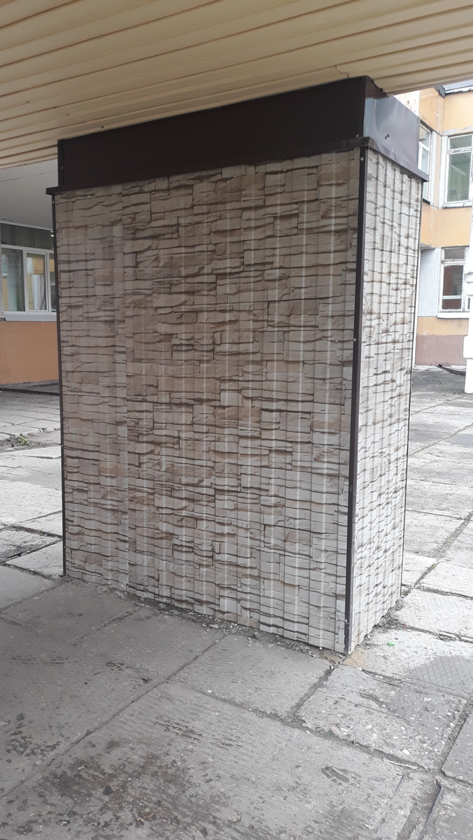 Облицевали, оказывается, две колонны на входе