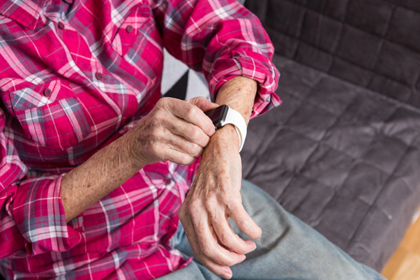 Чтобы отслеживать пульс во время тренировки, можно пользоваться умными часами с фитнес-трекером