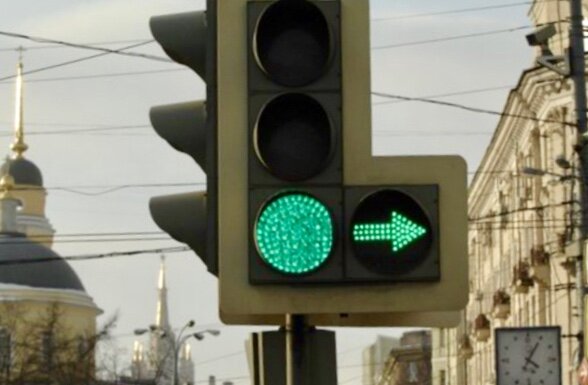 Можно смело проезжать перекрёсток , соблюдая правила проезда по зеленому сигналу светофора.