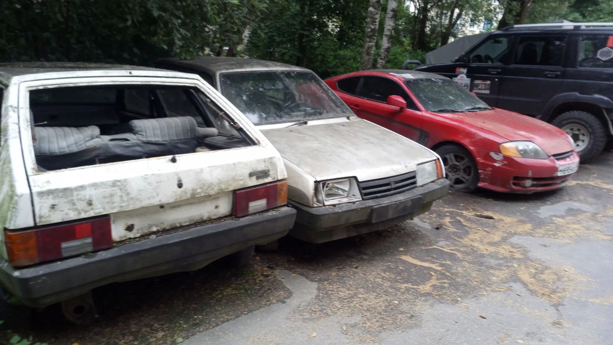 А эти красавцы, гораздо моложе Волги, но они под утиль может и не попадут, ибо по возрасту проходят. 