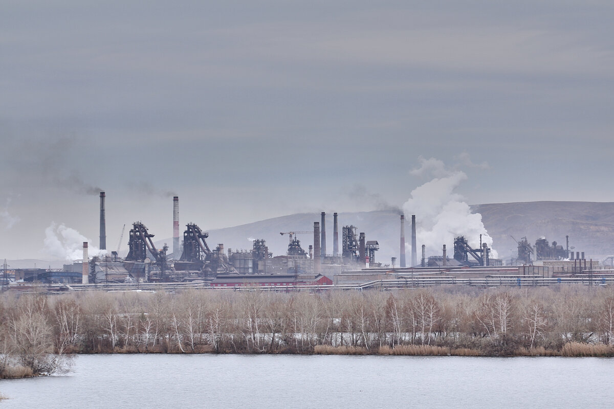 Вид на завод с противоположного берега