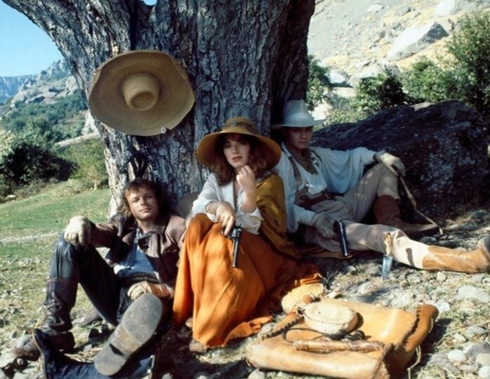 «Сердца трёх» (1992 г.). Сергей Жигунов, Алёна Хмельницкая, Владимир Шевельков. «Глаза Чиа», указывающие на местонахождение сокровищ, находились в Долине привидений, тут же была затерянная индейская деревушка поклонников Солнечного бога.