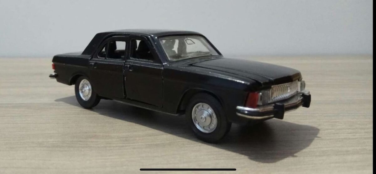 Снимки продавца были невыразительными, однако и по ним можно было понять, что Волга имеет сколы, а также когда-то утратила повторитель и кардан. 