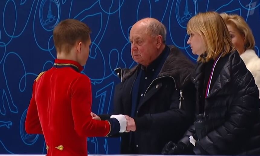 Михаил Коляда и Алексей Мишин. Перед короткой программой на чемпионате России по фигурному катанию 2022. Источник фото: YouTube канал Первого канала.