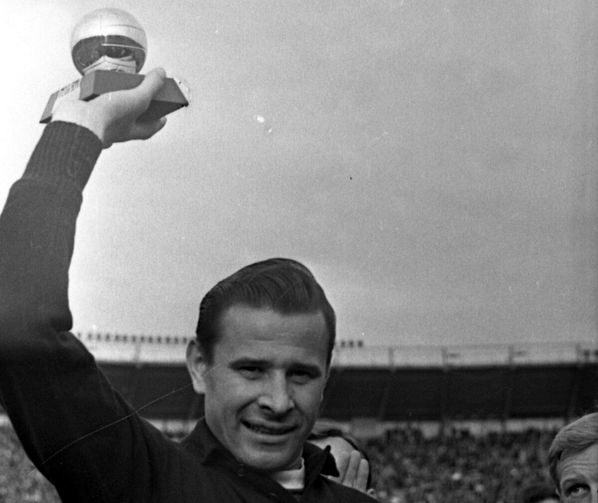 Лев Иванович Яшин является величайшим вратарем истории футбола и единственным на своей позиции кто удостоился награды золотой мяч в 1963 году.