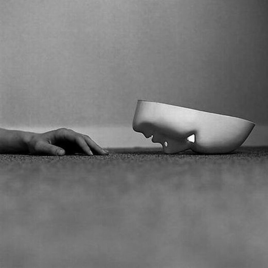 Кто-то надевает маску, чтобы скрыть свои чувства, боль, грусть. А кто-то использует её всю жизнь, да порой не одну, а даже несколько - ради своей выгоды и чтобы ввести в заблуждение тех, кого он приручил.