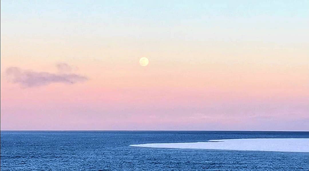 Луна поднимается