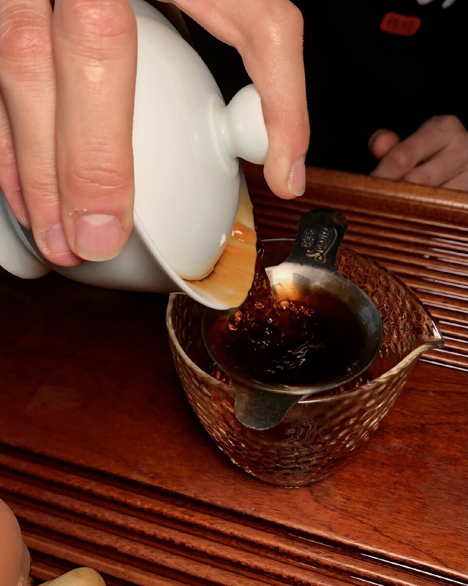 Чаепитие Пин Ча - чаепитие, когда в одной посуде чай заваривается, а в другую переливается, чтобы все пили чай одинаковой крепкости.