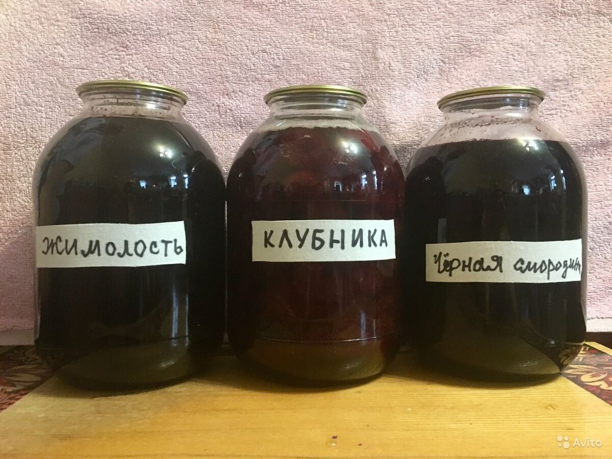 Пример из интернета. В моем детстве подписывали еще год. И у нас было черничное, малиновое, земляничное, смородиновое,вишневое, сливовое варенье, а так же  из виктории и крыжовника.