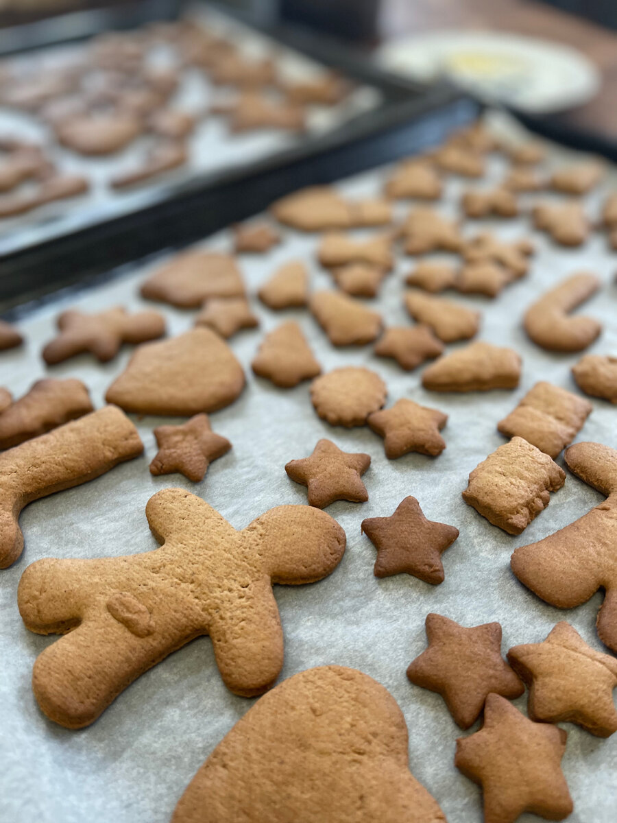 Моя дочь обожает лепить, поэтому готовить эти печеньки вместе с ней - идеальный вариант семейного досуга. Особенно когда на дворе снег, мороз, пурга и прочие зимние радости.

Этого количества печенья нам хватает примерно на 1,5-2 недели ленивого поедания с чаем.

Даже через неделю они не теряют хруста и аромата.
