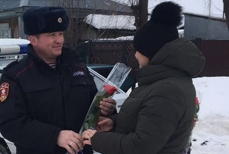 В преддверии Международного женского дня по сложившейся традиции военнослужащие и сотрудники Управления Росгвардии по Тюменской области приняли участие в ежегодной всероссийской ведомственной акции «Весенний комплимент от Росгвардии». Росгвардейцы пятый год в праздничные дни поздравляют представительниц прекрасного пола, даря им цветы и говоря искренние слова теплых поздравлений и пожеланий. На этот раз акцию открыл начальник территориального управления полковник полиции Евгений Федоткин. Руководитель теруправления Росгвардии и офицеры подразделений поздравили руководство и женский коллектив взаимодействующих ведомств, организаций, учреждений и средств массовой информации. Мужчины вручили цветы, подарки и поблагодарили женщин за активное взаимодействие по различным вопросам деятельности.
Кроме того, весенние тюльпаны и поздравительный адрес от имени начальника тероргана и личного состава вручены вдовам и матерям сотрудников, погибших при исполнении служебного долга.
Цветами и самыми тёплыми пожеланиями росгвардейцы поздравляют милых дам на улицах Тюмени, Тобольска, Ишима и других населенных пунктов региона.