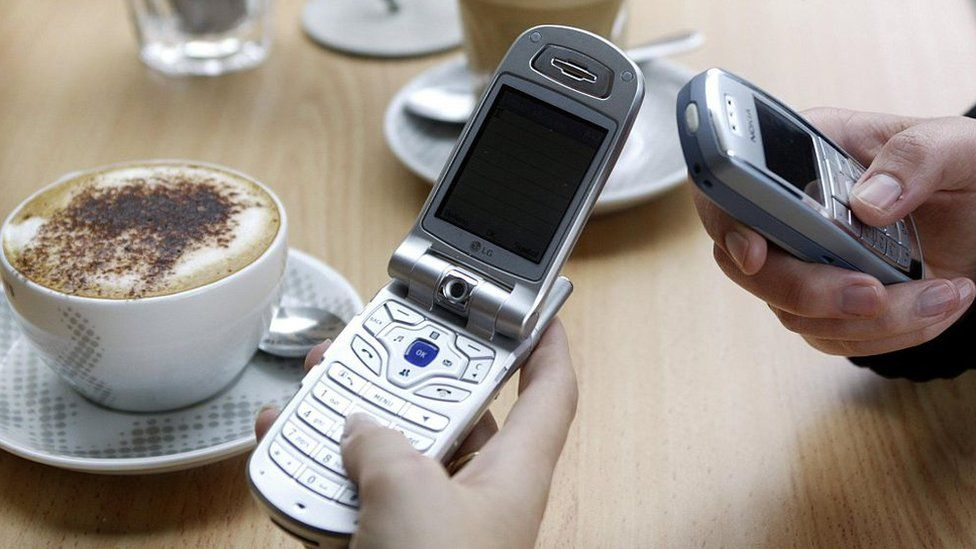 Два телефона, изображенные на фотографии в 2005 году, за два года до того, как Apple выпустила свой первый iPhone, и за 11 лет до появления TikTok