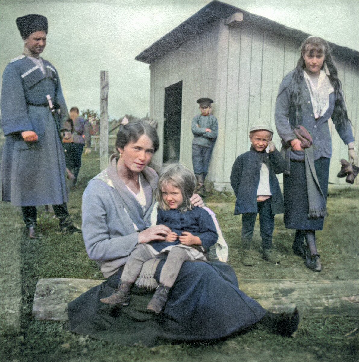 Царь николай 2 в рамке. Как жили при царе николае 2. Семья романовых николай 2 и его семья. Николай 2. Как жили при царе.