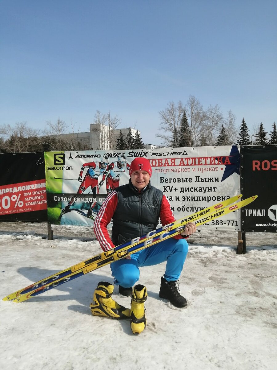 Те самые желтые лыжи и желтые ботинки...