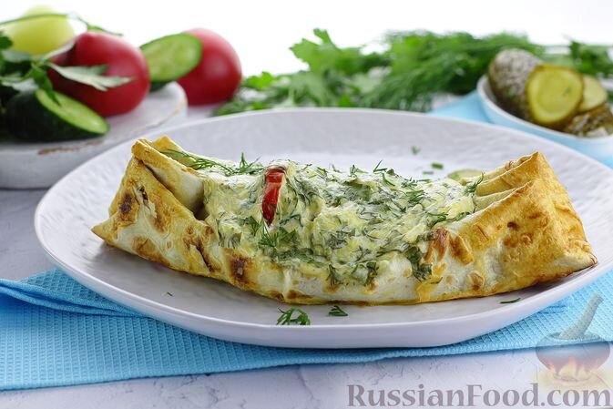 Рулет из лаваша с курицей, сливочным сыром и морковью по-корейски