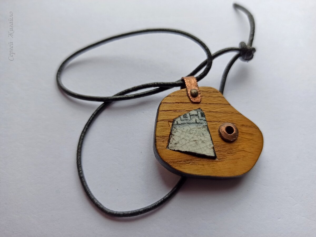 Сергей Жигайло, кулон "Керамик". Дерево (ясень), медь, 3,5х3,5 см
