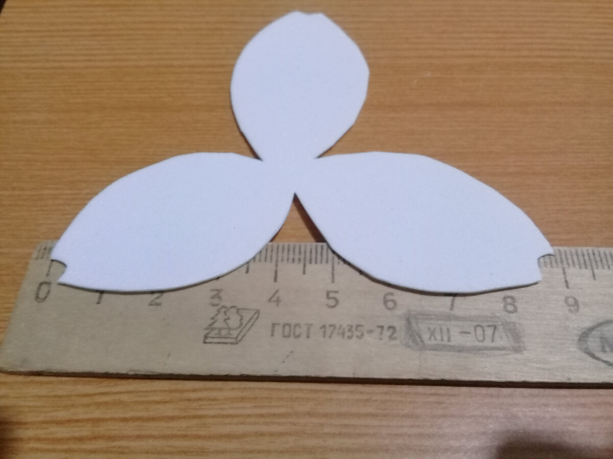 Лепестки должны быть больше бутончика из фольги (см. фото выше)