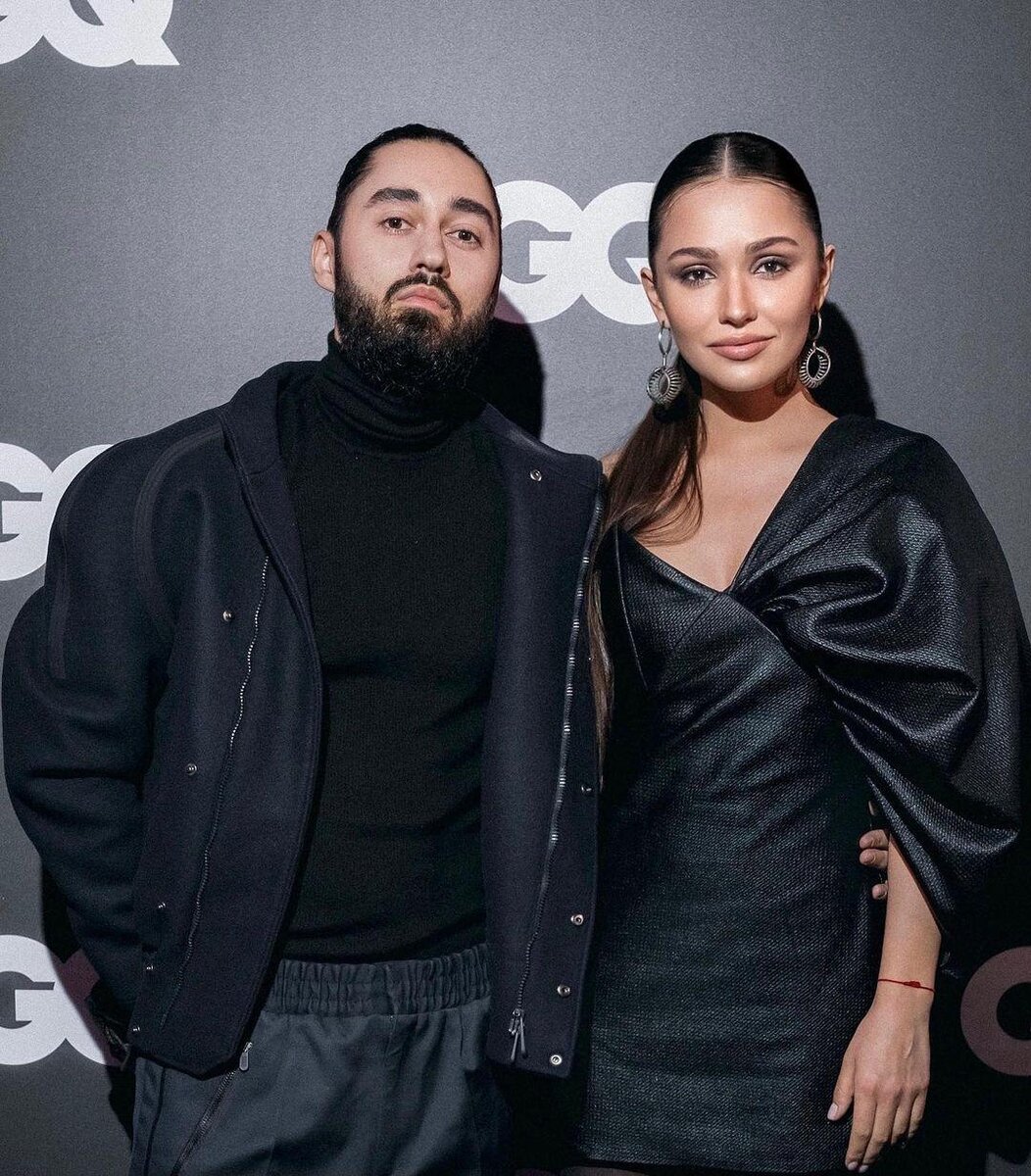 Мот с женой 