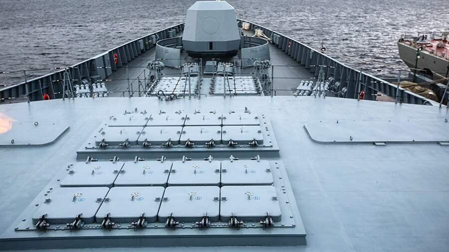 На переднем плане 2 установки вертикального пуска 3С14 фрегата "Адмирал Касатонов"