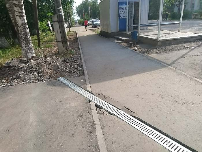 инженерная мысль Петросяна при строительстве тротуара в Омутнинске