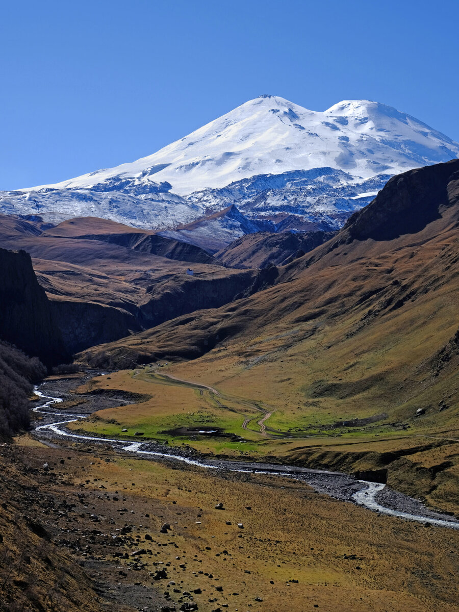 гора Эльбрус (слева вершина Эльбрус Восточный 5621м, справа вершина Эльбрус Западный 5642м)