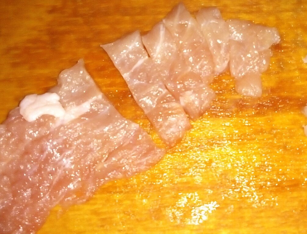 Нарезание свинины для приготовления бефстроганов. Личное фото автора канала Житейская проза