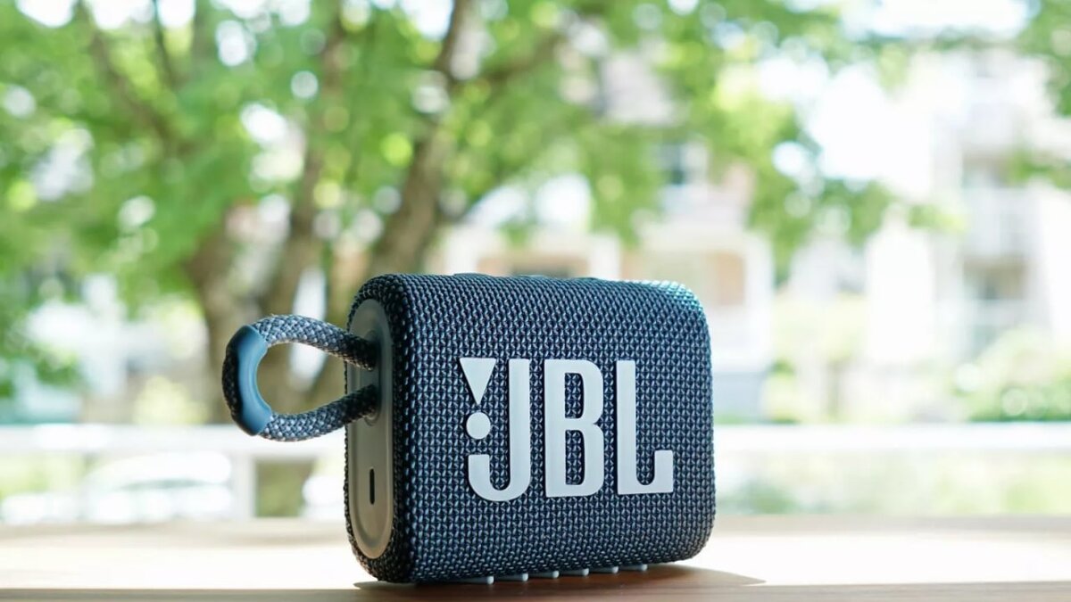 JBL Go 3 — отличная колонка для путешествий, которая помещается на ладони. Фото: soundguys.com