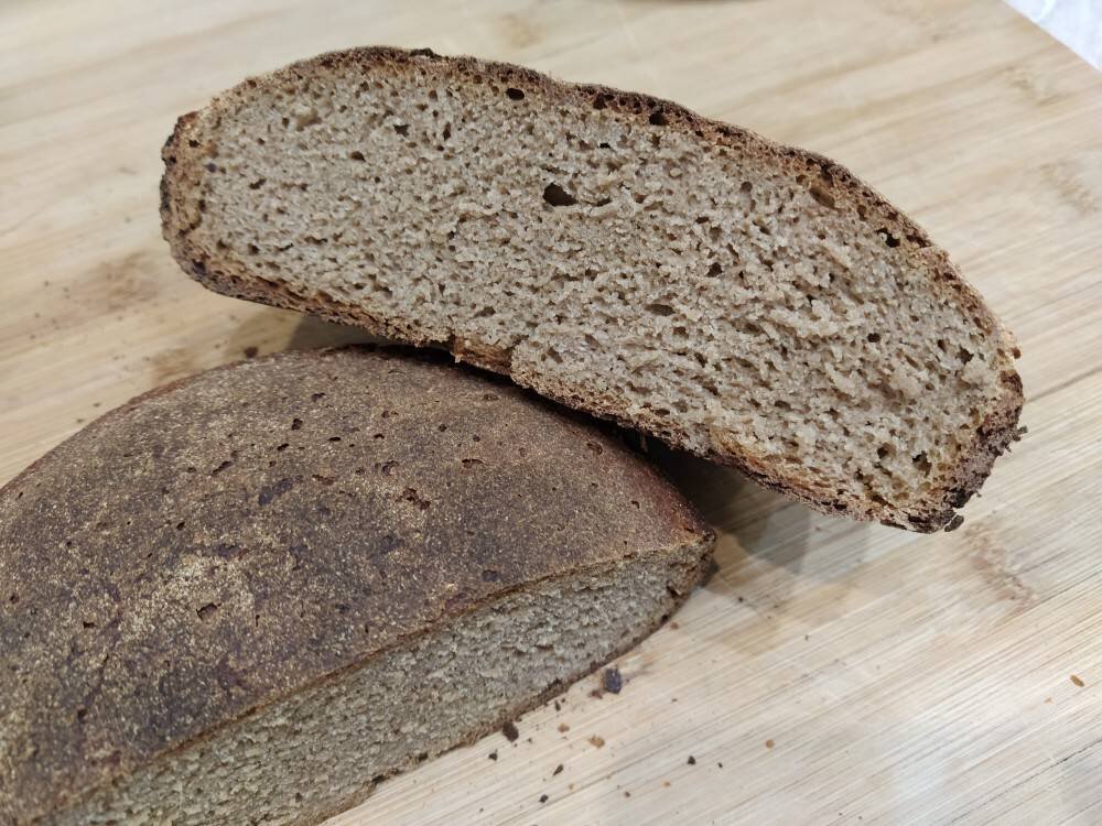 Цельнозерновой хлеб на закваске рецепт в духовке. Хлеб ржаной бездрожжевой. Бездрожжевой хлеб на закваске. Ржаной хлеб на закваске. Пшеничный хлеб на ржаной закваске.