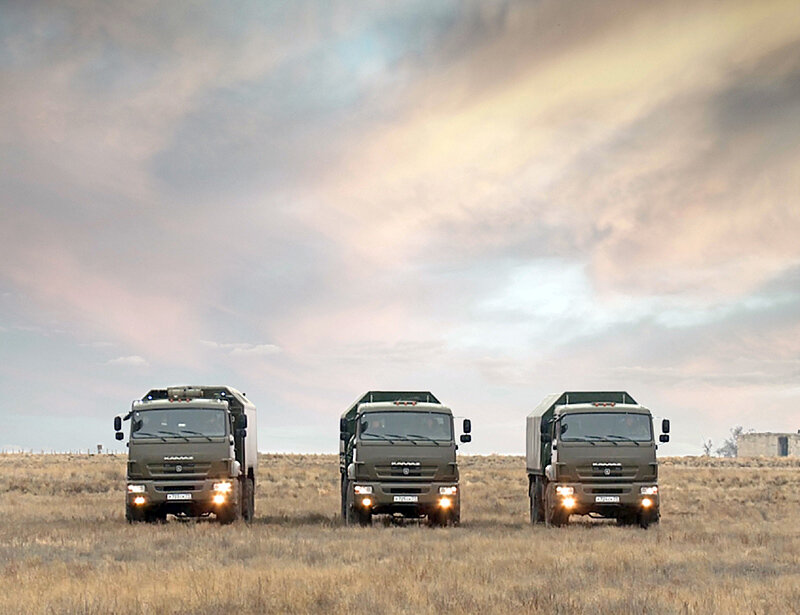 Машины, входящие в состав комплекса «Гермес», на полигоне. Источник изображения: © АО «Конструкторское бюро приборостроения»