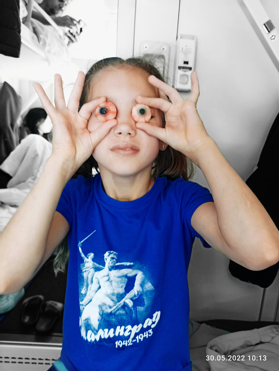 Лилиана и мармеладки. Это фото из поезда, когда мы уже домой из Питера ехали.