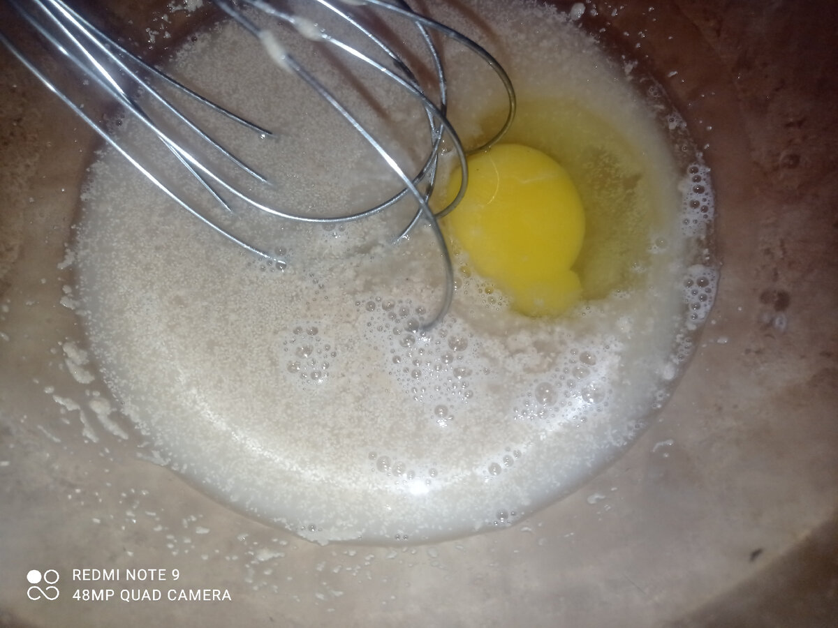 В воду добавляю сахар, соль, дрожжи и яйцо, перемешиваю венчиком