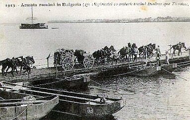 Румынские войска во время вторжения в Болгарию пересекают Дунай у Зимницы
