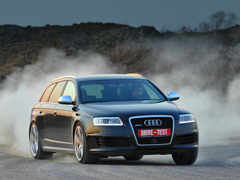 Двухтонный универсал стоимостью пять миллионов в управляемом скольжении — фантастика? Да! Заставить RS6 ехать боком практически невозможно.