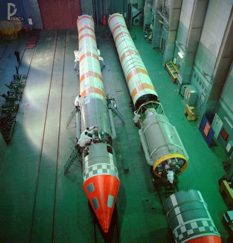 РН «Космос-3М» в монтажно-испытательном корпусе космодрома Плесецк. 1984. РГАНТД. Арх. № 1-4073цв.