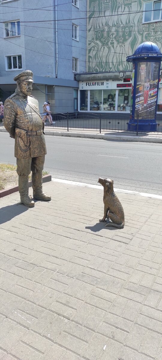 Скульптура "Городовой с собачкой"