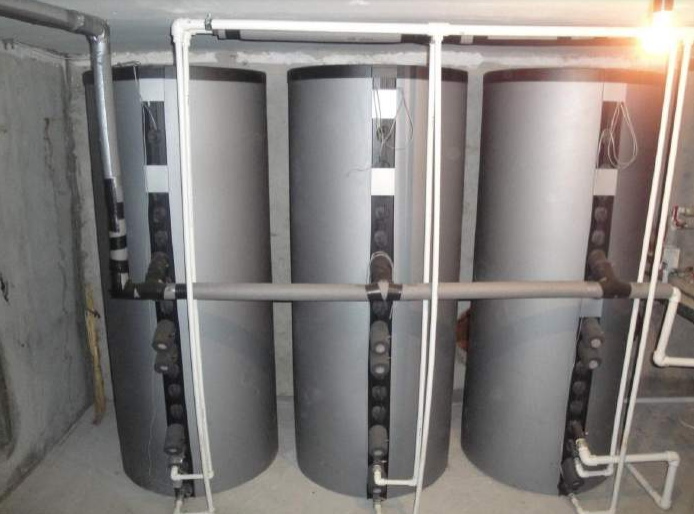 Тепловой энергии, которую накапливают баки-аккумуляторы тепла в солнечные дни, хватает, чтобы поддерживать оптимальную температуру воды, когда солнца недостаточно