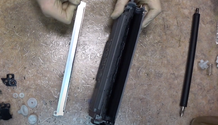 Проводим ватной палочкой по кромке дозирующего лезвия, в случае наличия на кромке дозирующего лезвия налипшего тонера, удаляем его ватной палочкой