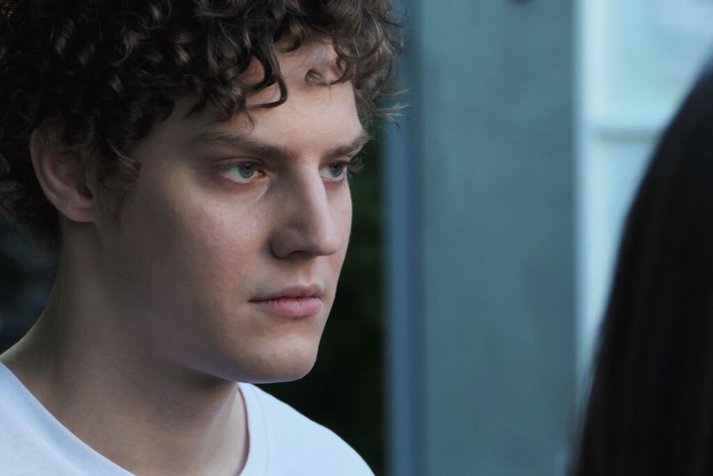 Павел назаров. Ф молодой человек. Комедия молодой человек 2022. Павел табаков молодой человек. Ф молодой человек.