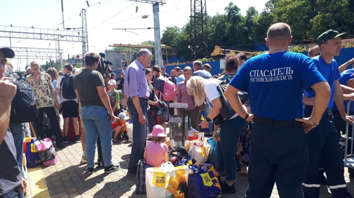 На вокзале в Ростове-на-Дону мариупольцев встречали сотрудники МЧС России 