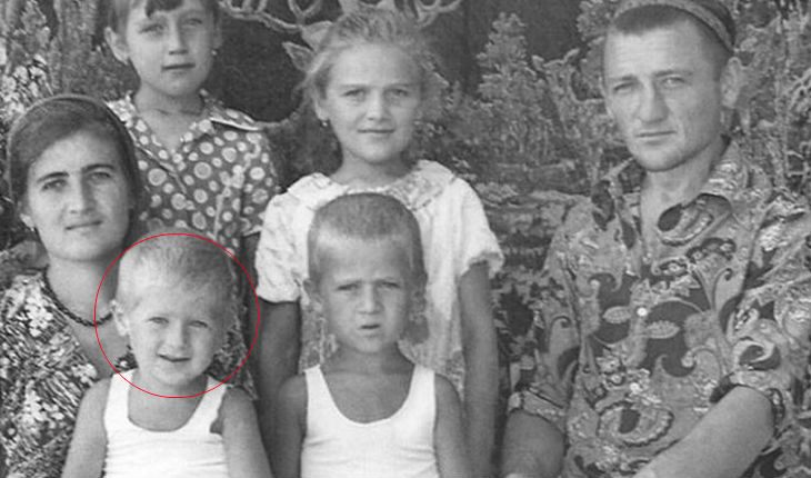 Семья Ахмата Кадырова в начале 1980-х. Братья Рамзан и Зелимхан в нижнем ряду