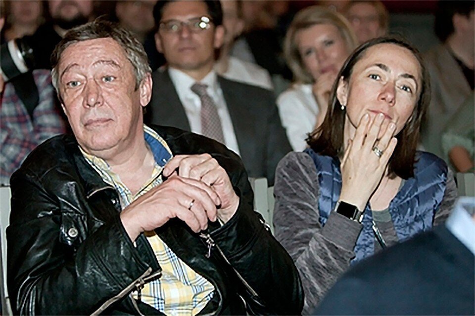     Михаил Ефремов и Софья Кругликова в начале отношений обменивались телефонами, чтобы отвечать на звонки друг друга. И вот теперь Софья вновь отвечает на звонки друзей мужа.  GLOBAL LOOK PRESS