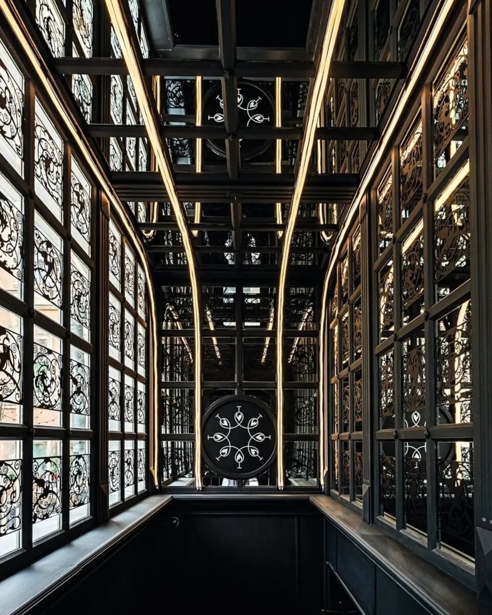 Этот бар занял помещение цокольного этажа одного из старинных особняков. "Изначальные данные объекта подходили под бар, мы смогли поймать энергию города, чтобы жители и гости столицы Поволжья возвращались сюда снова и снова",- делятся авторы.