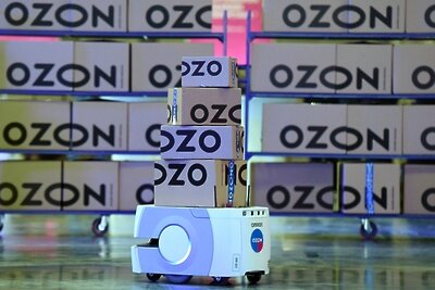    Автоматическая тележка по перевозке товаров на складе логистического центра Ozon ©Максим Богодвид РИА Новости