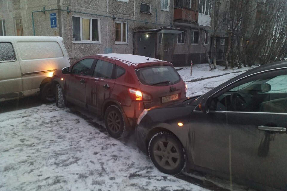     Nissan врезался в автомобиль той же марки, а тот в свою очередь задел микроавтобус. Фото: vk.com/murmansk_dtp51