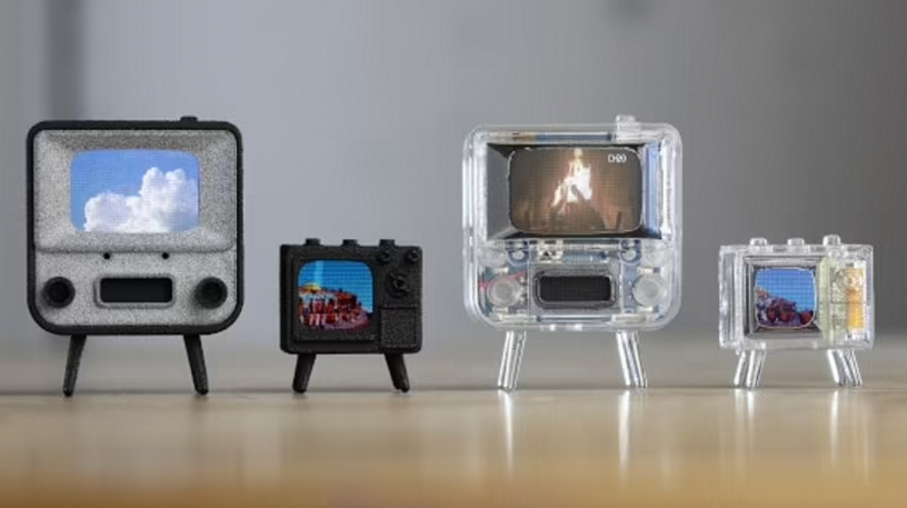 Модели устройства TinyTV. Слева модели TinyTV 2 и TinyTV Min в непрозрачном корпусе (модели стоят по 49 долларов США). Справа варианты этих же моделей в прозрачном корпусе (будут стоить по 59 долларов).