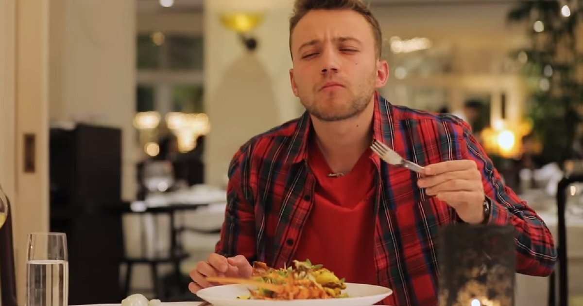 Кадр из передачи «Орел и решка», сюжет с поеданием необычных блюд аборигенов