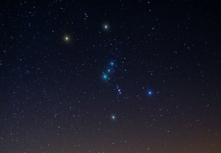 Видите чуть красноватую звезду? Это и есть звезда Бетельгейзе! 