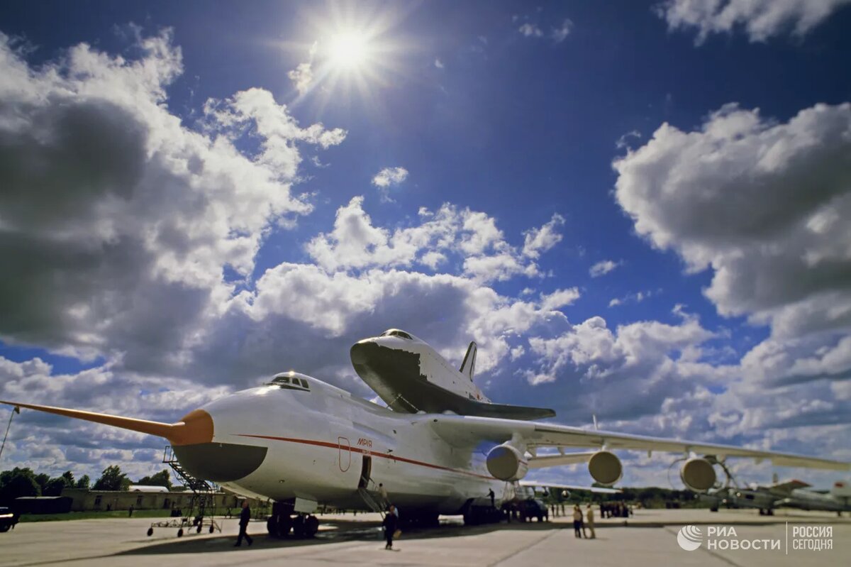 Самолет Ан-225 "Мрия" с космическим кораблем "Буран" на внешней подвеске