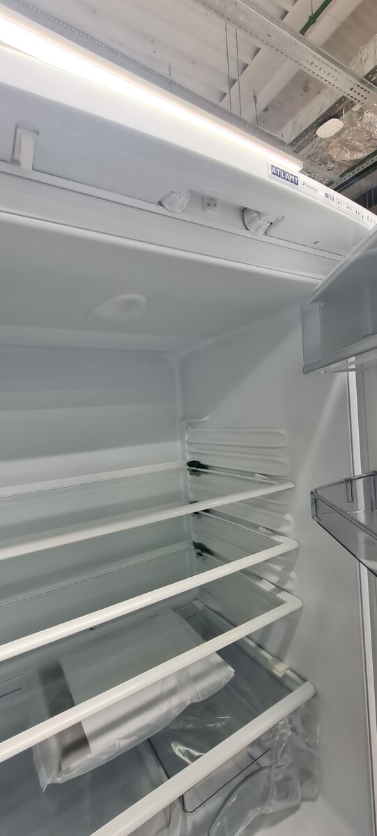 Два регулятора наверху. Значит, два компрессора. Холодильник Атлант.